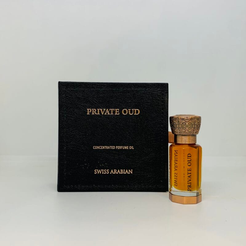 Private Oud for Unisex by Swiss Arabian এ যেনো বোতল বন্ধি করা এক মিষ্টান্ন ভান্ডার, "Private Oud"এটি সবার কাছেই পছন্দের এক সুগন্ধি হিসেবে জনপ্রিয় হয়ে আছে।এটি যেমন মিষ্টি সুগন্ধি ভরপুর ঠিক তেমনি লাস্টিং এবং প্রোজেকসোনের দিক দিয়েও সেরা।মনে হবে একটি ডায়মন্ডের বোতলে আপনি ক্যারামেলে এবং ভ্যানিলা ভরে রেখেছেন,সাথে রেখেছেন কিছু পাকা ফল যা ক্যারামেল এবং ভ্যানিলার সাথে মিশে এক অসাধারণ সুগন্ধি তৈরি হয়েছে যা খুব সহজেই ছেলে-মেয়েদের পছন্দের তালিকায় শীর্ষে চলে যাবে। এটি মুলত পারফিউম অয়েল বা আতর যা স্কিন এবং কাপড় এ লাগিয়ে আসছে যুগ যুগ ধরে,Private Oud তা তৈরি করা হয়েছে এমন কিছু ingredients দিয়ে যা সুগন্ধি প্রেমির মনে এক অন্য জগতের চিন্তাভাবনা এনে দিবে।ক্যারামেল,ভ্যানিলা,এর সাথে আপনার নাকে এসে যেই নোট তা সবচেয়ে বেশি লাগবে সেটা হচ্ছে ডার্ক চোকোলেট,এতেই আসা করি বুঝতে পেরেছে। এই "Private Oud" টা কেমন হবে? এক কথায় বলা যায় যে এর মধ্যে একসাথে পাবেন ক্যারামেল,ক্যারামেল,ভ্যানিলা,ফ্রুটি, চোকোলেট এর সাথে সাথে আম্বারব্র এক লাইট স্মেল,মিষ্টি সুগন্ধি ইউজার যারা যারা খুবি পছন্দ করবে এটা আর এর প্রাইজ ও বাজেট ফ্রেন্ডি তাই এর ঘ্রানে পাগল হতে গেলে খুব বেশি ঝামেলা পোহাতে হয়না। Note:-Sweet, Vanilla,Caramel, Oud,Chocolate,Fruity, Warm spicy, Aromatic & Amber Youtube Review - https://www.youtube.com/watch?v=zOXtNwNPtFM