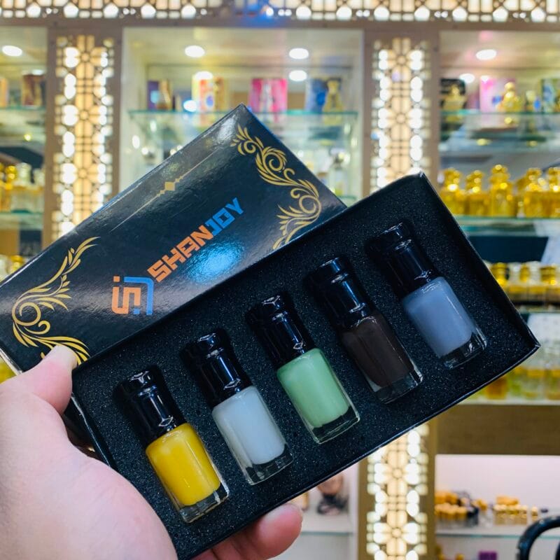 Premium Quality Body Musk Package  •অসম্ভব রংয়য়ের সুন্দর দেখতে এই প্যাজেকটি দেখলেই চোখ জুড়িয়ে যায়। আর এর ঘ্রানের ব্যপারে কথা নতুন করে কি বলবো? প্রিমিয়াম কোয়ালিটির ৫ টি বডি মাস্ক দিয়ে সাজানো হয়েছে এই প্যাজেকটি । সেগুলো হলোঃ ১)Musk Al Zaha   ২)Lavender Musk    ৩)Wood Musk      ৪)Musk Attahra      ৫)Musk Bakhoor •আমাদের থেকে যারা সবসময় কানেক্টেড থাকেন তারা জানেন এই আতরগুলো আমাদের মোস্ট সেলিং আতরের মধ্যে অন্যতম । এর ঘ্রান সম্পর্কে আবার কিছু বর্ণনা দেইঃ- ১)Musk Al Zahab : এটা ব্যবহারের শুরুতেই আপনাকে দিবে মিষ্টি সুবাসের এক ঝাটকা যার মধ্যে আপনি লক্ষ্য করবেন নানা ধরনের ফ্রুটি নোটস। যেমনঃ Mango, Berry, Grape, Pineapple Etc তাছাড়া এর মধ্যে থাকা White Floral, Saffron, Salty এর জন্য জিনিসটাকে কোয়াটির দিক দিয়ে আরো টপে নিয়ে গিয়েছে। ২)Lavender Musk : এটির নামের দরকার হয়না । এর রং দেখেই বুঝে নেয়া যায় যে এটির মূল নোটসই ল্যাভেন্ডার। এটি ব্যবহারের পর মনে হবে অংখ্য ফুলের মাঝে বসে আছেন আপনি আর বৃষ্টির ফোটা আপনার চোখ মুখ ভিজিয়ে দিচ্ছে।এপ প্রজেকশন আপনাকে পাগল করে দিবে । এর মঝে আপনি Lavender, White Musk Saffron, Lemon, White Musk ইত্যাদি নোটসের মহা কম্বিনেশন পাবেন। ৩)Wood Musk : মিষ্টি কাঠের ঘ্রান কে না পছন্দ করে? এটির ব্যবহারে আপনি পাবেন এর Earthy নোটসের সতেজতা।এটি যখন প্রথম সোয়াইপ দিবেন তখন আপনার নাকে ভেসে আসবে তেঁতুল টাইপের একটি টক টক নোটস। ৩০ সেকেন্ড পর দেখবেন এর আসল খেলা। এতক্ষনে পরিবর্তন হয়ে গিয়েছে মিষ্টি পোড়া কাঠের মনমুগ্ধকর ঘ্রানে যা সত্যিই অবাক করার মতো । ৪)Musk Attahra : আপনারা সচরাচর যে মাস্ক আত্তাহরা ব্যবহার করেন সেটা কিছুদিন পরই জমাট বেধে যায়। তবে এই মাস্ক আত্তাহরা কখনও জমাট বাধবে না। ঘ্রানের দিক দিয়ে যদি কম্পেয়ার করেন তাহলেও বুঝবেন এটি নরমাল কান মাস্ক আত্তাহরা না । এটি খুব প্রিমিয়াম কোয়ালিটির হবে। এটি ব্যবহারে আপনি পাবেন - White Musk, White Floral, Powdery, Sweet একটি সতেজতা । এটি একটি লাইট হওয়ায় সবাই এটি ব্যবহার করতে পারে। ৫)Musk Bakhoor: বাখুর মানেই রাজকীয় একটি সুগন্ধি। এর মিষ্টি ঘ্রান আপনাকে নিয়ে যাবে আপনার কল্পনার রাজ্যে ।যেখানে আপনি রয়েছেন হাজার জাতের ফুলের মাঝে শুয়ে । Vanilla,Chocolate,Peach,Praline এর ঘ্রানতে আরো উন্নত করেছে । এর প্রজেকশন খুব বেশি হওয়ায় সবাই পছন্ব করতে বাধ্য। Youtube Package Review :  Facebook : https://www.facebook.com/ShanjoyPerfumes